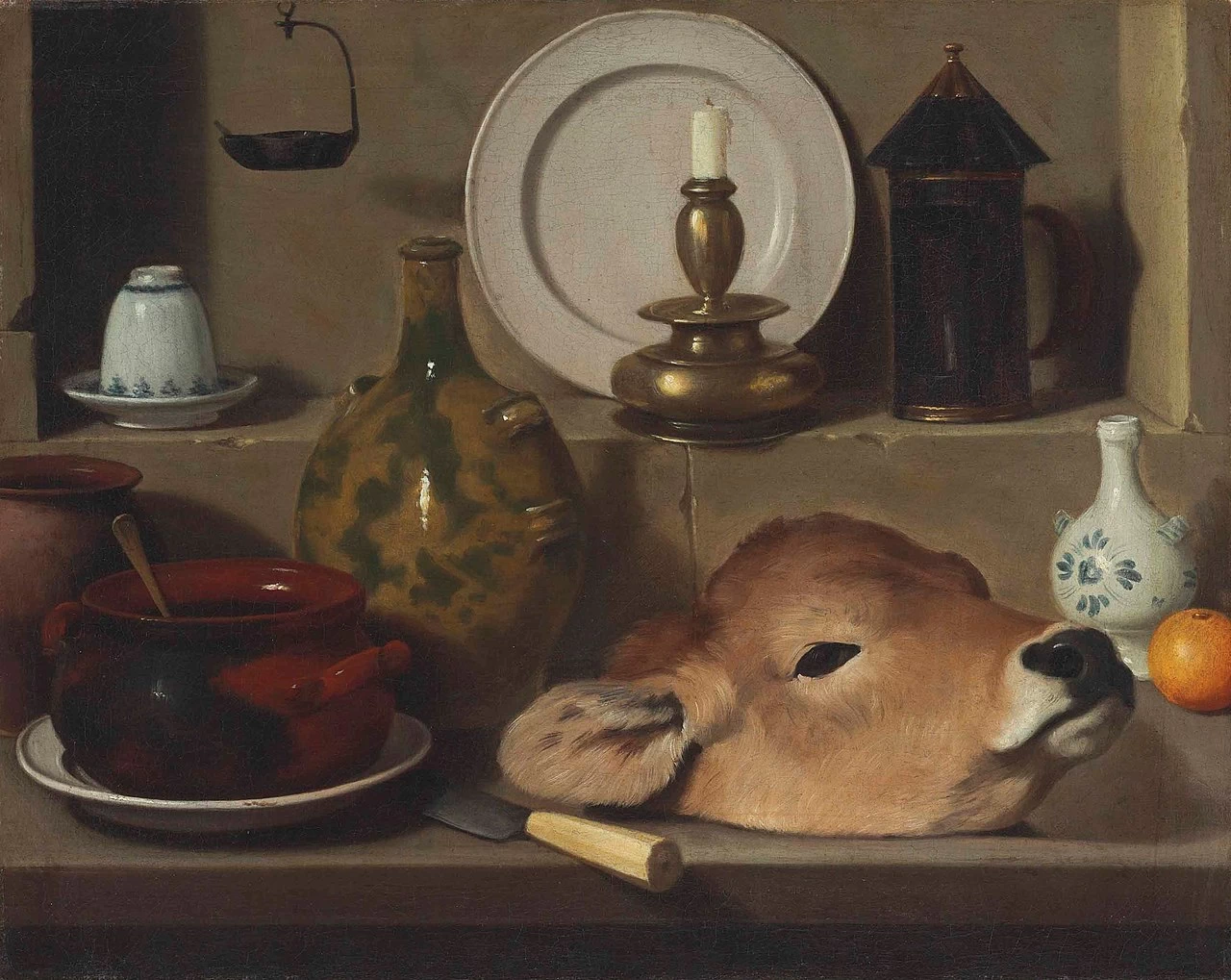 Natura morta con una lampada a olio, ceramica, lanterna in ottone, coltello, cipolla e testa di vitello